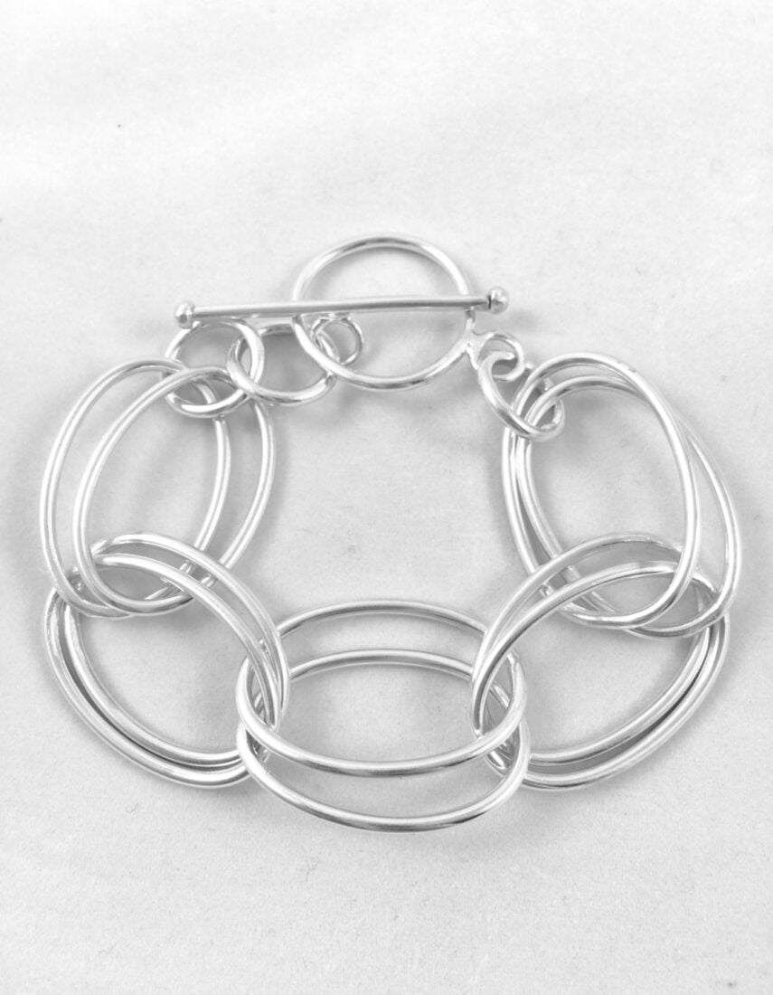 Flat lain double oval chain link bracelet.